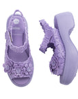 Sandales violettes vues de haut